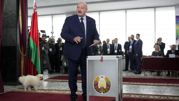 <p>Alexander Lukaschenko spricht zu Journalisten, während er seine Stimme in einem Wahllokal in Minsk abgibt bei der Präsidentenwahl in Belarus.</p>