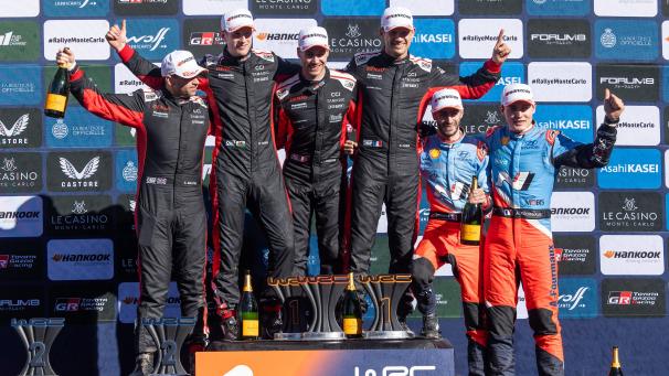 <p>Das Podium der „Monte“: Sieger Ogier-Landais (Mitte) vor Evans-Scott auf Platz zwei (links) und Fourmaux-Coria auf Rang drei</p>