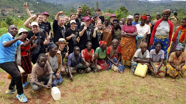 <p>2023 sind Schülerinnen und Schüler des Robert-Schuman-Institutes Eupen (RSI) im Rahmen eines Projektes von Miteinander Teilen die lange Reise nach Ruanda angetreten.</p>