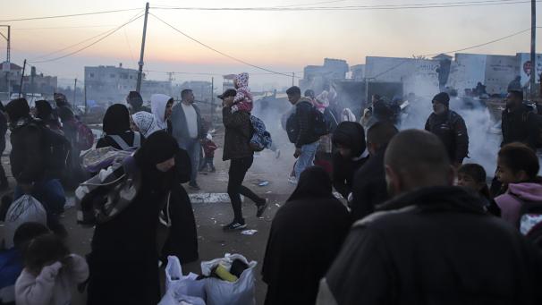 <p>Vertriebene Palästinenser kehren in ihre Häuser im nördlichen Teil des Gazastreifens zurück, mehrere Tage nach Inkrafttreten des Waffenruhe-Abkommens zwischen Israel und der Hamas.</p>