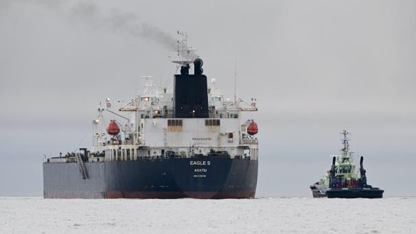 <p>Diese Aufnahme zeigt den Öltanker „Eagle S“ vor Porkkalanniemi, Kirkkonummi, im Finnischen Meerbusen, neben dem finnischen Schlepper Ukko.</p>