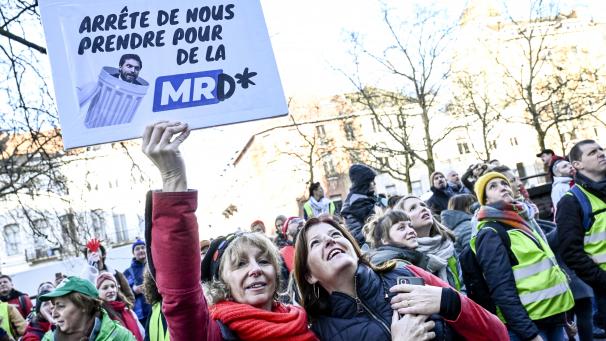 <p>Lehrer demonstrieren vor der MR-Parteizentrale</p>