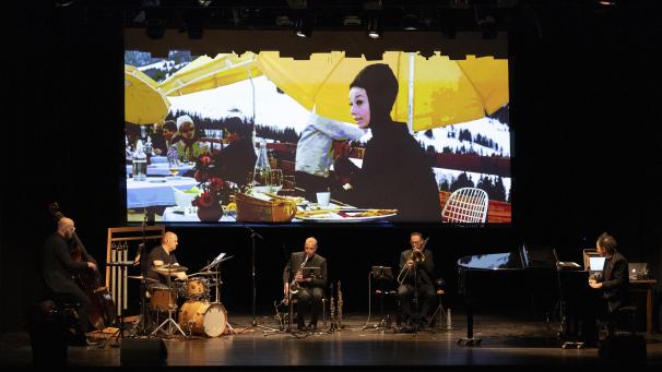 <p>Die fünf Musiker saßen bei der Performance im Jünglingshaus zentral vor der Leinwand, die von allen Plätzen sehr gut einsehbar war.</p>