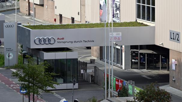 <p>Eingang der Audi-Fabrik in Forest</p>