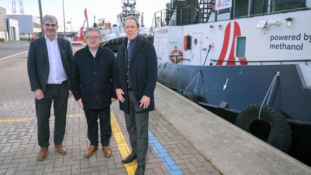 <p>Das Spitzentrio des Hafens Antwerpen-Brügge: Schöffe Johan Klaps, Präsident Dirk De fauw und CEO Jacques Vandermeiren (v.l.n.r.)</p>