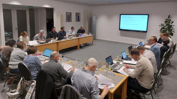 <p>Die Müllsteuern in der Gemeinde Büllingen werden erhöht. Dafür hat der Gemeinderat am Montag (Bild) den Weg frei gemacht Hintergrund sind höhere Kosten von Idelux, die an die Bürger weitergegeben werden müssen. Foto: Christian Schmitz</p>
