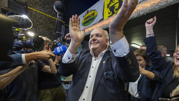 <p>Guy D’haeseleer feiert am Abend des 13. Oktober seinen Wahlsieg.</p>