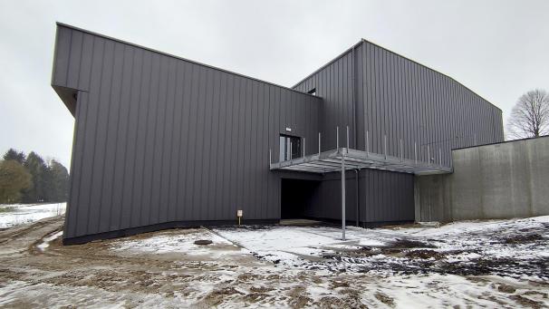 <p>Nachdem die Sporthalle in Büllingen instandgesetzt und der dortige Komplex sogar mit einem Dorfsaal ausgestattet wurde (hier ein Bild vom Hintereingang), steht nun die Renovierung der Sporthalle in Rocherath auf dem Programm.</p>