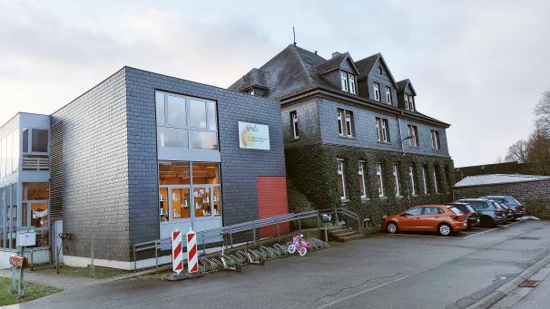 <p>An der Elsenborner Gemeindeschule werden Fenster ersetzt und eine neue Heizung eingebaut.</p>