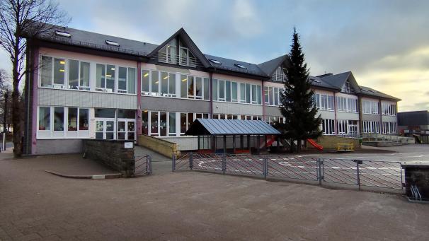 <p>Die Fassade der Weywertzer Schule wird erneuert.</p>