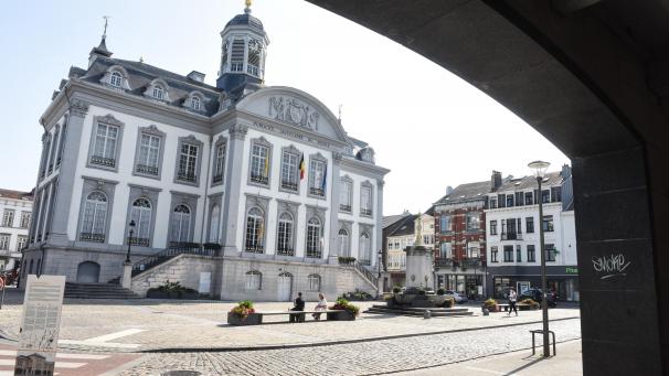 <p>Die Stadt Verviers leidet unter einem hohen Schuldenstand, weshalb bei der Genehmigung des Haushaltsplans 2025 im Stadtrat der Ruf nach einer Refinanzierung der großen Städte laut wurde.</p>