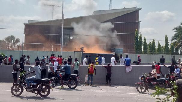 <p>Brand am Tor der belgischen Botschaft in Kinshasa</p>