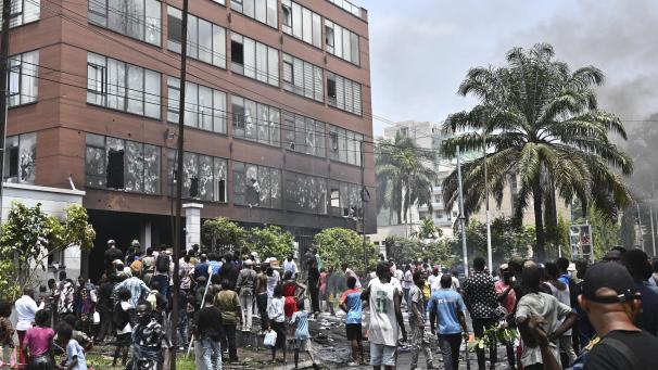 <p>Menschen greifen die ruandische Botschaft in Kinshasa aus Protest gegen das Vordringen der von Ruanda unterstützten M23-Rebellen in die ostkongolesische Hauptstadt Goma an.</p>