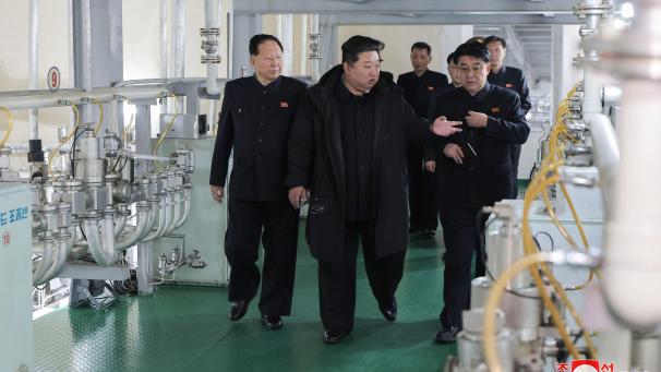 <p>Die von der staatlichen nordkoreanischen Nachrichtenagentur KCNA am 29.01.2025 zur Verfügung gestellte undatierte Aufnahme zeigt nach Angaben von KCNA Kim Jong Un (Mitte), Machthaber in Nordkorea, beim Besichtigen einer Anlage zur Herstellung von Nuklearmaterial an einem nicht genannten Ort.</p>