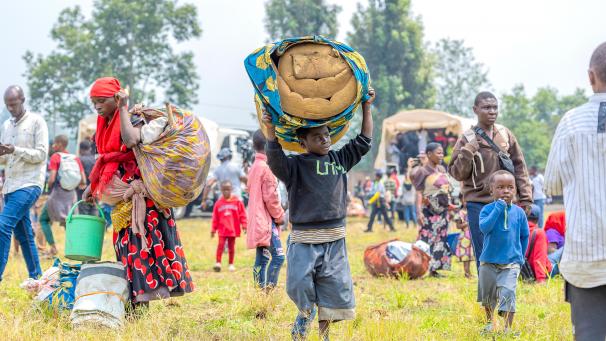 <p>Menschen, die aus dem Kongo geflüchtet sind, warten auf Hilfe, nachdem die M23-Rebellen in die ostkongolesische Millionenstadt Goma vorgedrungen sind.</p>