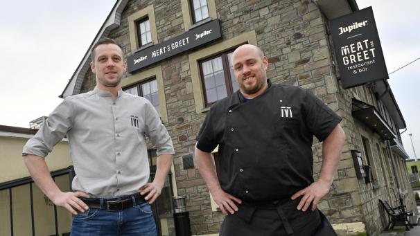 <p>Marius Mettlen (links) und Marco Azenha (rechts) eröffnen am Wochenende „Meat and Greet“ in Heppenbach und übernehmen damit den traditionsreichen Gastronomiebetrieb der Familie Müller.</p>