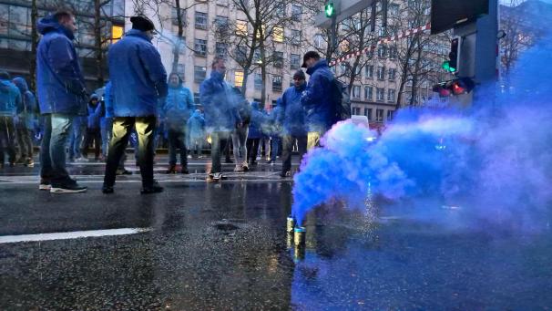 <p>Demonstrierende Polizisten auf dem Weg zur Polizeizentrale der N-VA.</p>