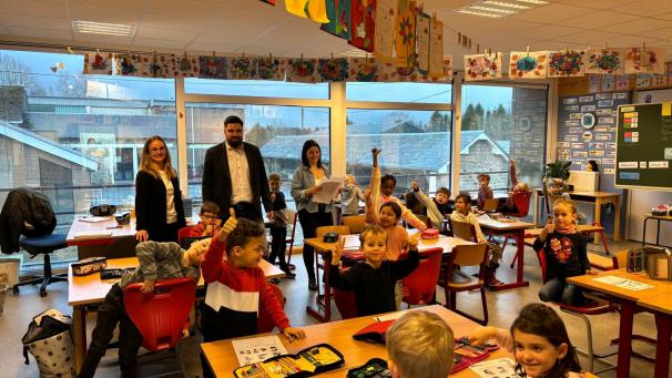 <p>In den ersten Wochen als Schöffin hat Sandra Josten (links), hier mit Schulleiter Patrick Vahlefeld und Lehrerin Sarah Palm inmitten der Büllinger Kinder, allen Schulstandorten einen Besuch abgestattet und sich mit dem Lehrpersonal ausgetauscht.</p>