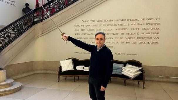<p>„Säbelrasseln“ in der Militärakademie. Offensichtlich musste Bart De Wever noch einige dicke Knoten durchschlagen.</p>