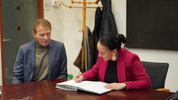 <p>Markus Terrode und Lydia Klinkenberg haben den Vertrag in dieser Woche unterschrieben.</p>
