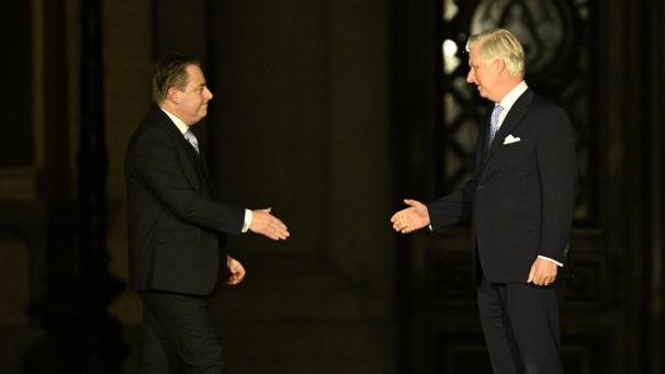 <p>Der designierte Premier mit dem Staatsoberhaupt: Bart De Wever und König Philippe am späten Freitagabend</p>