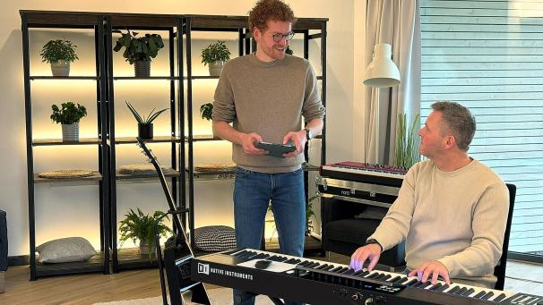 <p>Mirko Braem (r.) unterstützt seinen Freund und Kollegen Nicolas Meessen bei den Vorbereitungen zu „Kelemes sengt“ und wird auch mit ihm auf der Bühne stehen.</p>