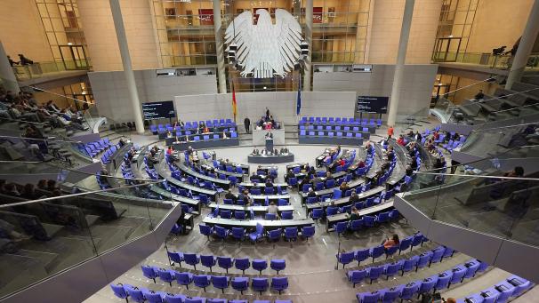 <p>Blick in den Plenarsaal des Bundestags nach der Abstimmung über das „Zustrombegrenzungsgesetz“ der Union zur Eindämmung der Migration.</p>