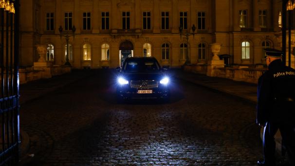 <p>Bart De Wever verlässt am Freitagabend den Palast und fährt zurück zur Militärschule, wo noch bis zu den frühen Morgenstunden weiterverhandelt wurde.</p>