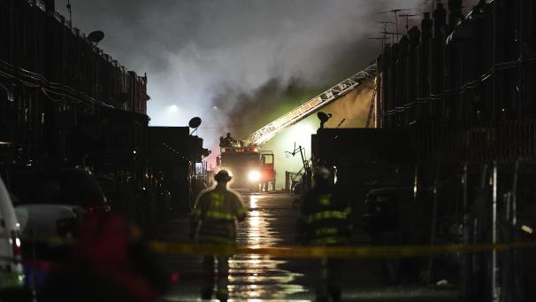 <p>Ersthelfer arbeiten an der Unfallstelle nach dem Absturz eines Kleinflugzeugs in Philadelphia.</p>