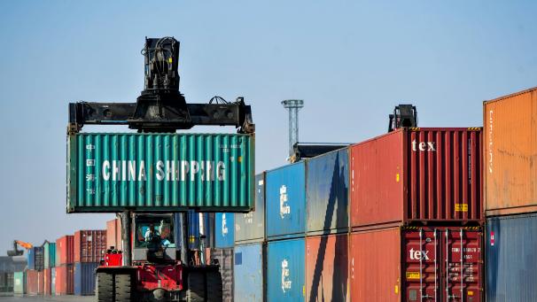 <p>China kündigt nun Gegenmaßnahmen gegen die eingeführten US-Zölle an.</p>