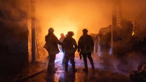 <p>Feuerwehrleute löschen einen Brand nach einem russischen Angriff auf eine zivile Fabrik in Charkiw.</p>