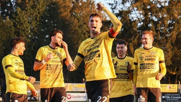 <p>Derbysieg: Fabrice Stoffels und seine Raeren-Eynattener bejubeln drei Punkte gegen Kelmis.</p>