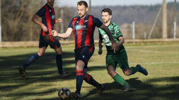 <p>Sammy Herbrand (am Ball) lässt Elsenborn im Tabellenkeller der P3 ordentlich aufatmen.</p>