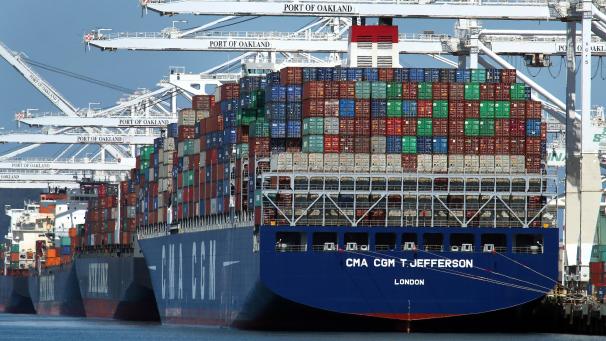 <p>Container werden von einem Containerschiff an einem Pier in Oakland entladen.</p>