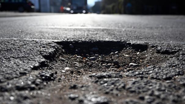 <p>Die schwierigen Witterungsverhältnisse in der Wintersaison 2023-2024 hatten zahlreiche Lütticher Straßen förmlich „aufgeweicht“, sodass sich vielerorts neue Schlaglöcher präsentierten.</p>