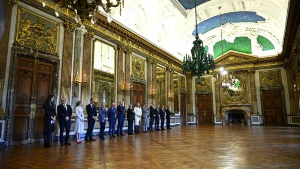<p>In Reih’ und Glied: Die Arizona-Regierung am Montag im Königlichen Palast.</p>
