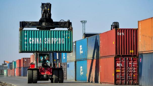 <p>Ein Mann rangiert in Erenhot (China) Container für die Weiterverladung in einer Logistikstation.</p>