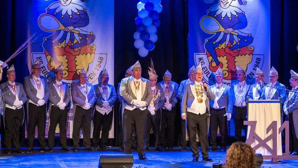 <p>Präsident Achim Hermanns und das langjährige Mitglied Rolf Bodem richteten sich an die Gäste.</p>