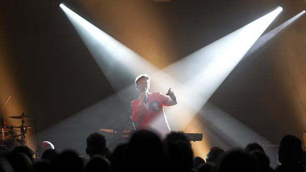 <p>Auftritt des flämischen Künstlers Ozark Henry im Alten Schlachthof in Eupen Ende Oktober 2022</p>