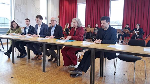 <p>Auf dem Foto sieht man von links nach rechts: Anna Mathioudaki, Twan Bartholomée, Rinze Krigsman,(alle drei Konservatorium Maastricht), Tillmann Claus (Rektor der Hochschule fûr Musik und Tanz Köln/Abteilung Aachen), Kathleen Coessens (Direktorin der Musikabteilung des Konservatoriums Lüttich) und Timo Handschuh (Dirigent des Orchesters der Musikhochschule Aachen).</p>