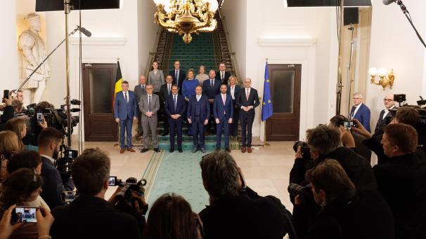 <p>Die erste Gruppenfoto der neuen Föderalregierung am Montag wurde kritisiert, da die wenigen Ministerinnen kaum zu sehen waren. Von den 14 Regierungsmitgliedern sind nur vier Frauen, was die Debatte über eine gerechtere Geschlechterverteilung im Kabinett neu entfacht hat. Die Grünen fordern eine gesetzliche Mindestquote für Frauen in der Regierung. Besonders kritisiert wird, dass der engere Führungskreis ausschließlich aus Männern besteht. Nach der Kritik veröffentlichte die Regierung am nächsten Tag ein neues, besser ausgeleuchtetes Gruppenfoto.</p>