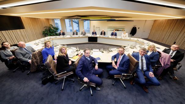 <p>Die erste Ministerratsssitzung des neuen Kabinetts De Wever</p>