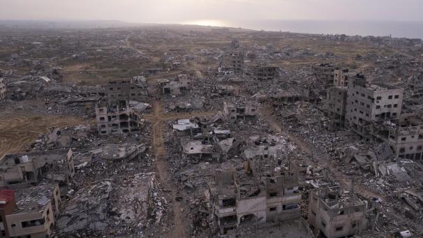<p>Gebäude, die durch die israelische Luft- und Bodenoffensive zerstört wurden, sind im Viertel Tel al-Hawa im Gazastreifen zu sehen.</p>