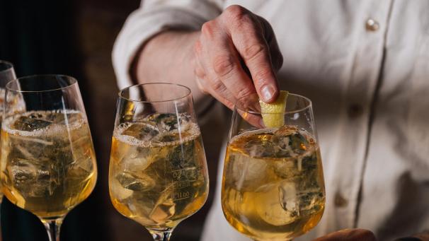<p>Ein verbeamteter Lehrer in Aachenhat keinen Anspruch auf eine höhere Besoldung, weil er vor der Tätigkeit an der Schule Cocktailkurse gegeben hat.</p>