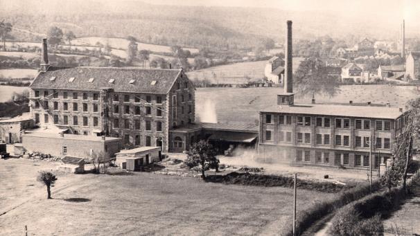<p>Fabrikgebäude der Firma Feder in den 1910er Jahren, welches die Gebrüder Carl und August Bourseaux für die Kabelproduktion kauften: Die industrielle Anlage samt Kesselhaus mit Schornstein stammt von etwa 1840. Aufnahmen zeigen es allerdings erst zu Beginn des 20. Jahrhunderts.</p>