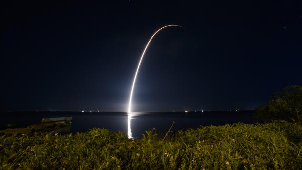 <p>Eine SpaceX Falcon 9-Rakete mit 23 Starlink-Satelliten, darunter 13 mit Direct-to-Cell-Fähigkeiten, hebt vom Space Launch Complex-40 auf dem Weltraumbahnhof Cape Canaveral ab.</p>