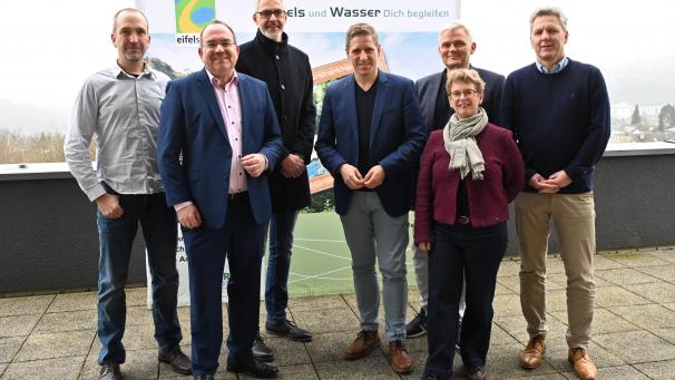 <p>Sie stellten die Ergebnisse der Studie vor: (v.l.n.r.) Matthias Irle, Ralf Nolten, Karsten Heinsohn, Markus Ramers, Wolfgang Reh, Petra Holz und Hans-Peter Böffgen.</p>