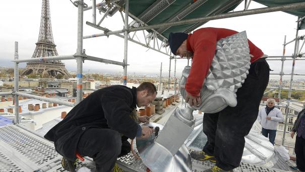 <p>Zwischen 80 und 85 Prozent der Pariser Dächer bestehen aus Zink. Besonders ist dabei, dass oft der Rohstoff selbst, aber immer die Technik der Herstellung, aus Kelmis stammt.</p>