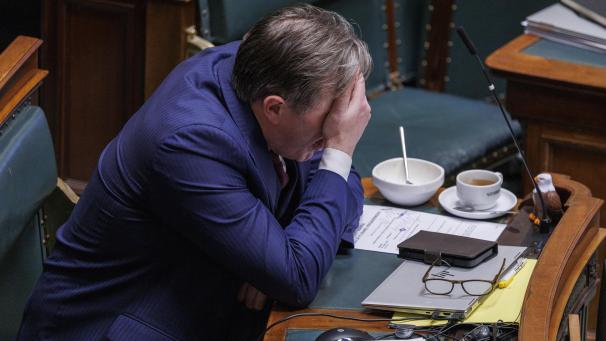 <p>Kaffee, Suppe und sein Adler helfen nicht: Premierminister Bart De Wever ist erschöpft.</p>