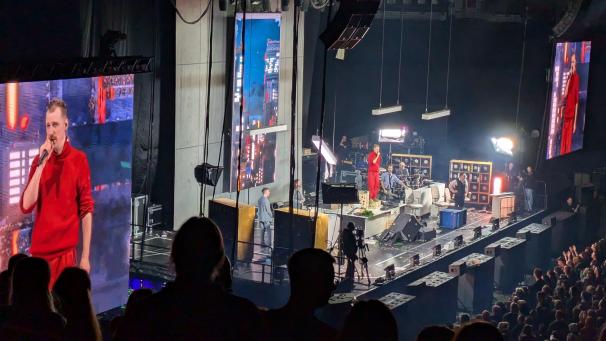 <p>Moshpits, laute „Chöre“ und Handytaschenlampen: Der Künstler riss das Publikum von Beginn an mit.</p>